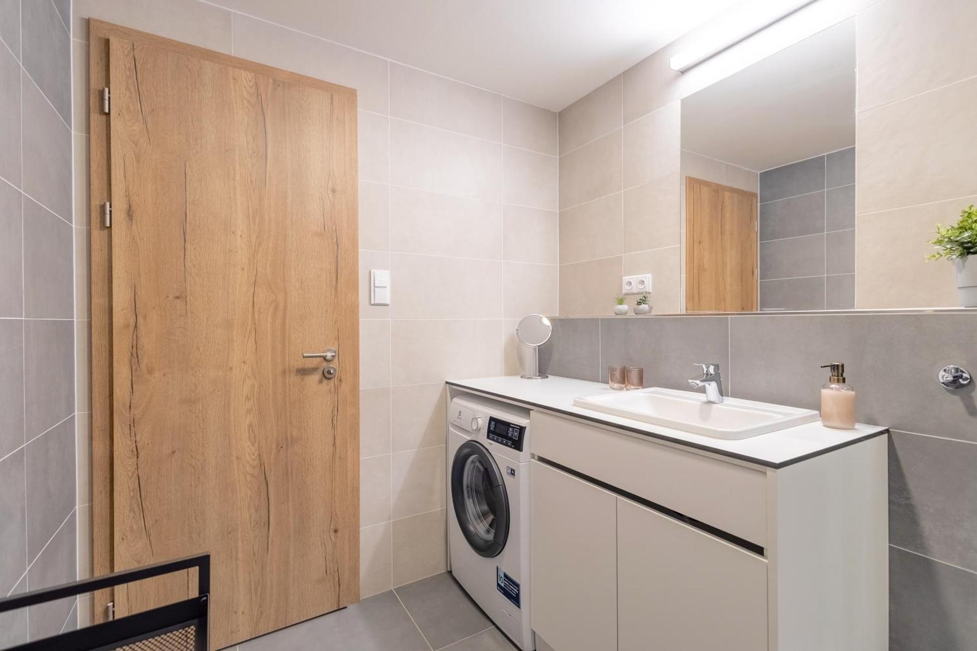 Ferienwohnung Bright 2Br - 8Th Floor, Balcony, Free Parking - By Gravity Prag Exterior foto