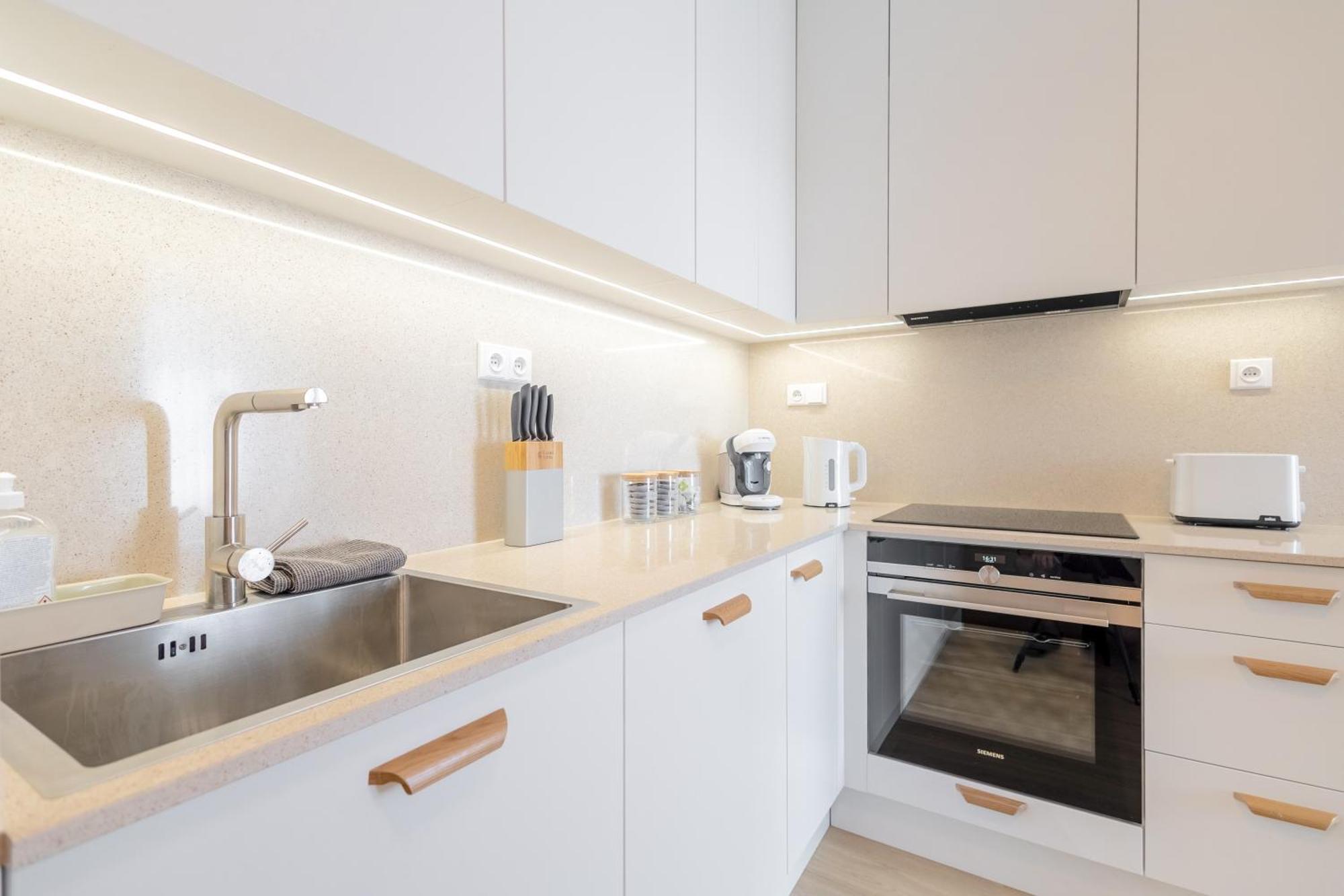 Ferienwohnung Bright 2Br - 8Th Floor, Balcony, Free Parking - By Gravity Prag Exterior foto